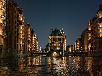 Backsteinlagerhäuser der Speicherstadt mit Wasserschloss